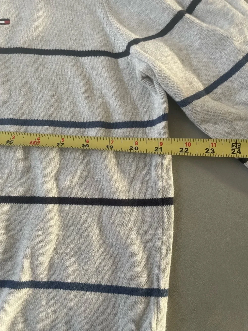 Tommy Hilfiger Men’s Light Gray Striped Crewneck Sweater Size Large - Picture 6 of 7